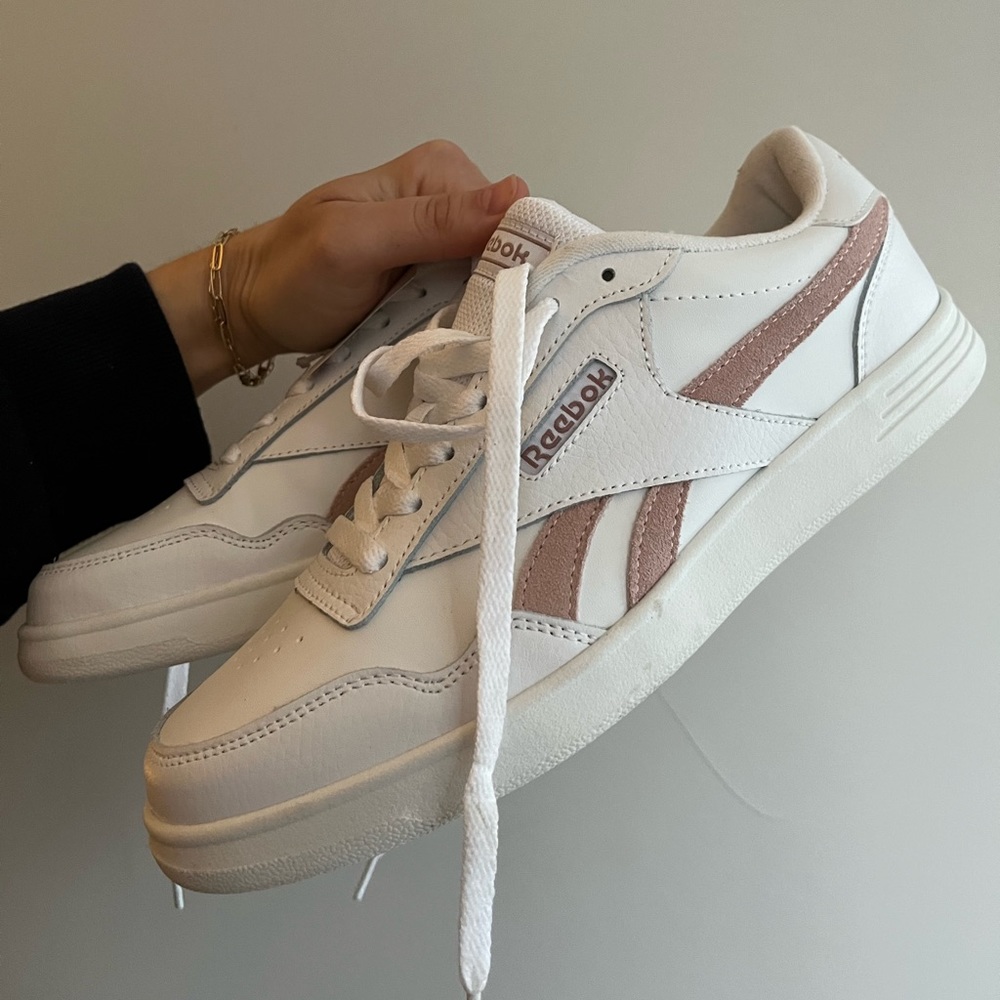 NWT Mauve Pink and White Reebok Sneakers!! Size 8.5!!